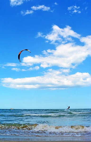 Giovane cavalcare Aquilone Surf in mare, Estremo Sport Kitesurf o kiteboarding — Foto Stock