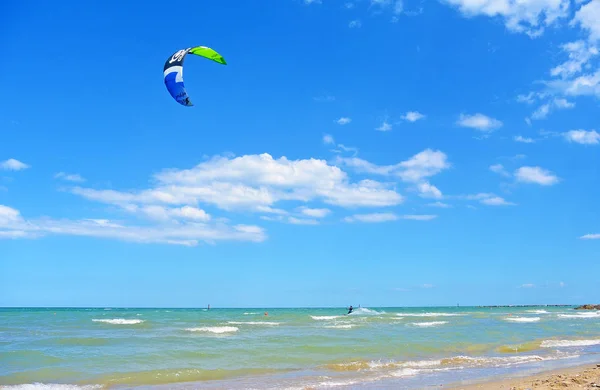 Young Man rijden Kite surfen in de zee, Extreme Sport Kitesurfen of kiteboarding — Stockfoto
