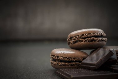 çikolata ya da kahve tadı Fransızca macaroons ve badiyan koyu arka plan üzerinde