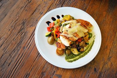 Izgara tavuk göğsü, kabak ve Bahçe sebze güç kase.