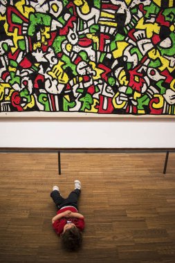 Bebek bakıcılığı ve Keith Haring'in sergi Albertina galerisi resim üzerinde görmek