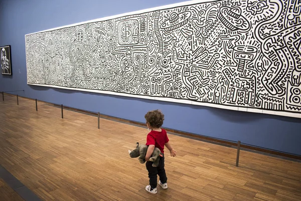 Bebek bakıcılığı ve Keith Haring'in sergi Albertina galerisi resim üzerinde görmek