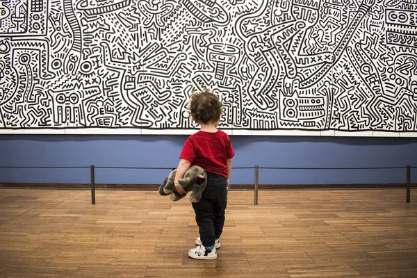 Baby sitting y ver en la imagen en Keith Haring exposición en la galería Albertina — Foto de Stock