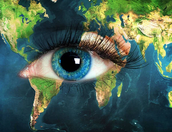Olho integrado com o mapa do mundo . — Fotografia de Stock