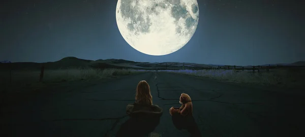 Το κορίτσι με ένα αρκουδάκι εξετάσουμε το φεγγάρι. NASA. — Φωτογραφία Αρχείου