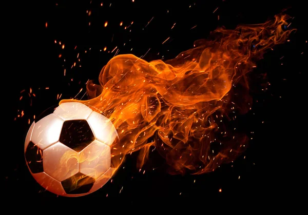 Зображення футбольного м'яча у вогні на чорному тлі — стокове фото