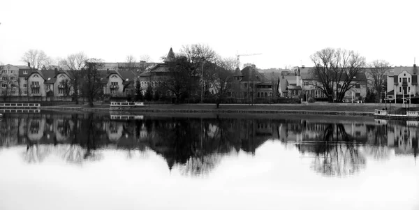 Reflexo da cidade na água uma foto em preto e branco — Fotografia de Stock