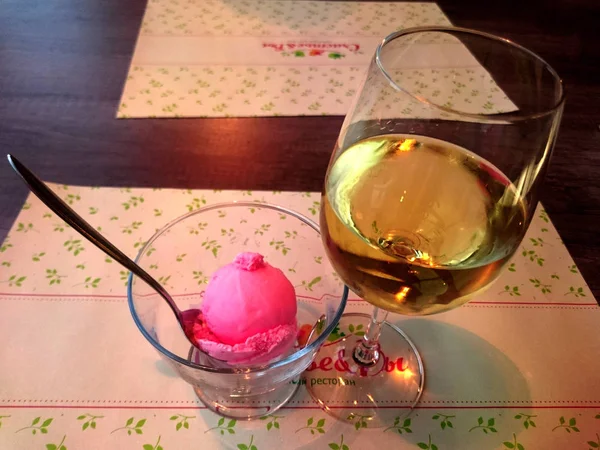 Bir bardak beyaz şarap ve dondurma. Aperatif. Aperatif. Akşam yemeği. Natürmort, masaya yiyecek.