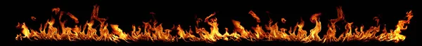 Siyah bir zemin üzerine alev dilleri. Panorama.