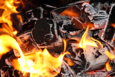 Yangın. Alev. Yanan kömürlerin.