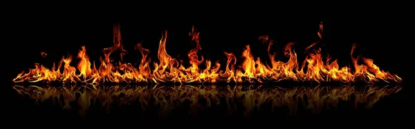 Panorama siyah bir zemin üzerine ateş.