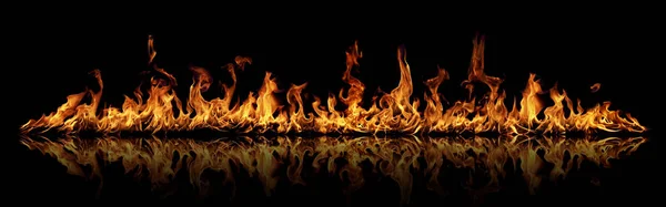 Panorama siyah bir zemin üzerine ateş.