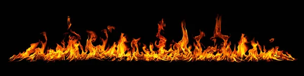 Panorama siyah bir zemin üzerine ateş.