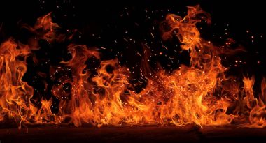 Yangının neden olduğu fırtına doku. Bokeh sinek ateş, siyah arka plan üzerinde ışıklar