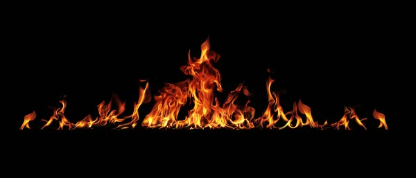 Panorama siyah bir zemin üzerine ateş.