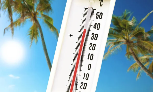 A hőmérő mutat a magas hőmérséklet ellen nyáron a — Stock Fotó