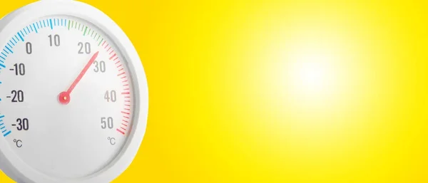 The thermometer shows high temperature in the summer against the background of the sky. — Stock Photo, Image