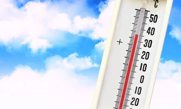 A hőmérő mutat a magas hőmérséklet ellen nyáron a — Stock Fotó