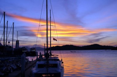 Yat - gün batımında tropikal deniz katamaran. Yatçılık. Lüks yelkenli Tema.