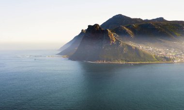 Okyanus dağlarda sis ile kaplı. Güney Afrika.
