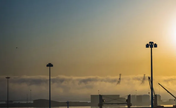在港口的雾。海港的早晨. — 图库照片