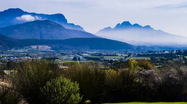 Dimmig sommarmorgon i bergen. Sommarlandskap. Sydafrika. — Stockfoto