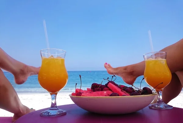 Una vacanza. Viaggi estivi. Uomo e donna sulla spiaggia tropicale. Vista da vicino — Foto Stock