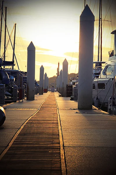 端口的早晨。游艇背景下的黎明. — 图库照片