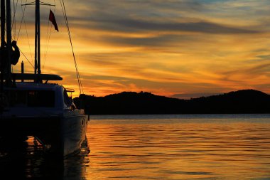 Yat - gün batımında tropikal deniz katamaran. Yatçılık. Lüks yelkenli Tema.