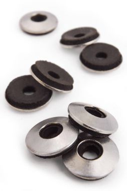 Donanım. Çivi. Beyaz bir arka plan üzerinde inşaat araçları kapat.