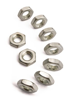 Donanım. Çivi. Beyaz bir arka plan üzerinde inşaat araçları kapat.