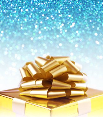 Altın hediye kutusu arka plan üzerinde