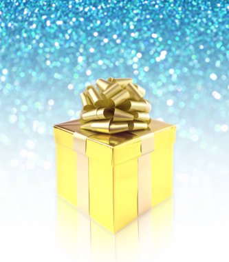 Beyaz arka planda altın hediye kutusu.