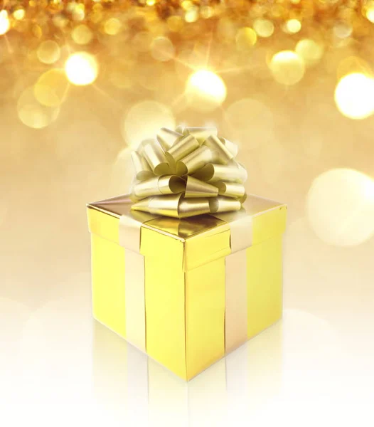 Caixa de presente de ouro em fundo abstrato — Fotografia de Stock
