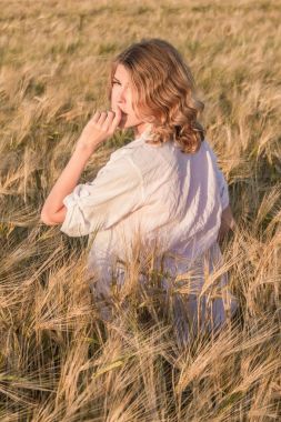 bir buğday alan kadın