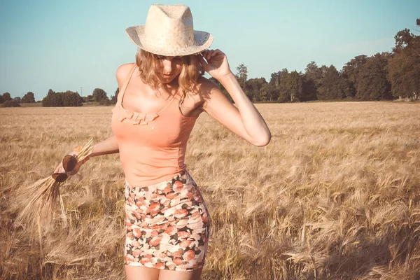 bir buğday alan kadın