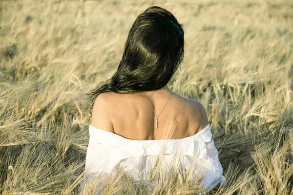 The woman in a wheat field — Stock Photo, Image