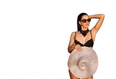 Beyaz zemin üzerinde bir mayo içinde güneşten kız.