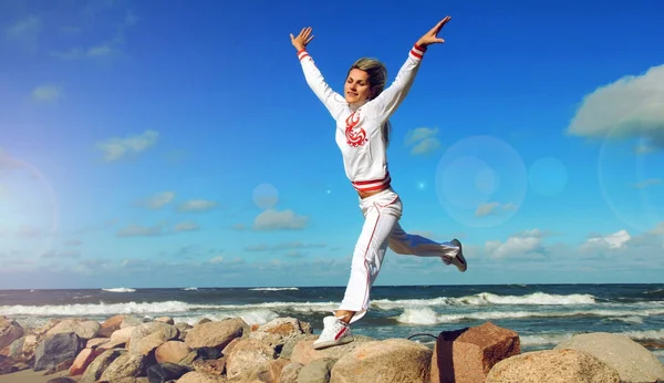 gülümseyen atlama kız