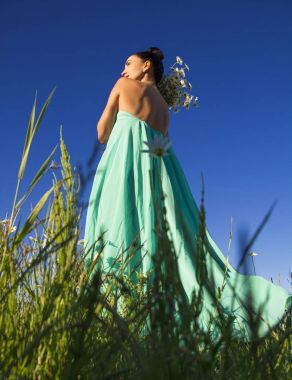 camomiles karşı alanında güzel genç kızla 