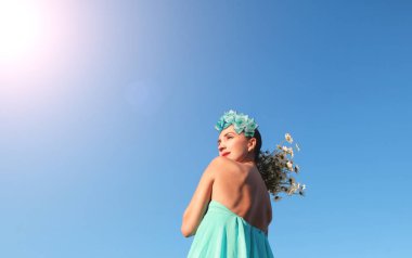 camomiles gökyüzüne karşı alanında güzel genç kızla