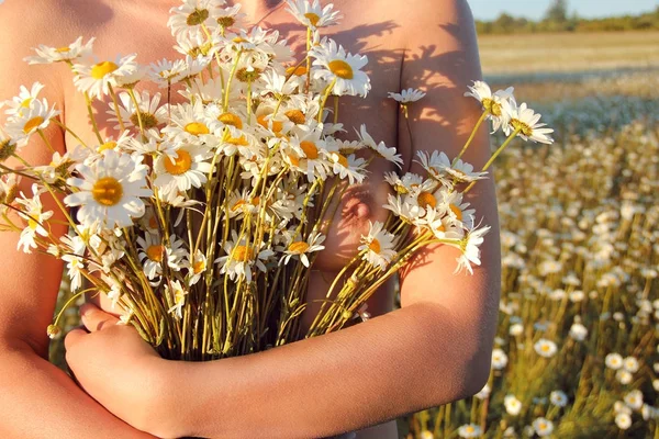 Dívka s krásnou štíhlou postavu proti květiny v slunečný den — Stock fotografie