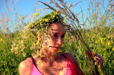 çelenk gelen çiçekler kızın