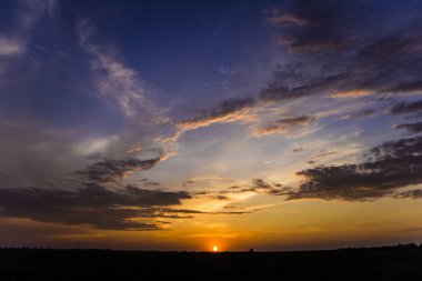 Güzel gökyüzü. Güzel gün batımı mavi ve sarı.