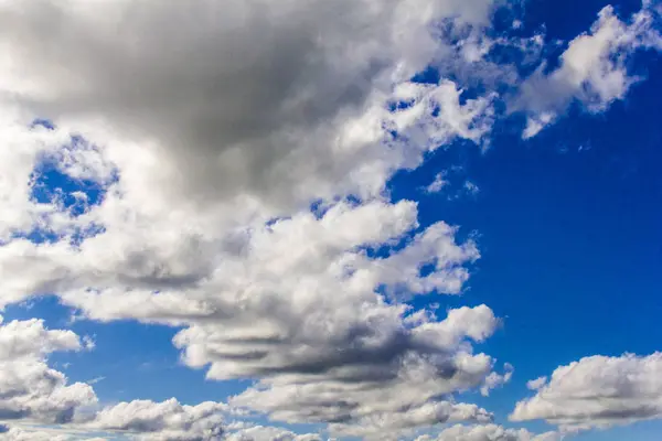Pofuduk beyaz bulutlu parlak mavi gökyüzü