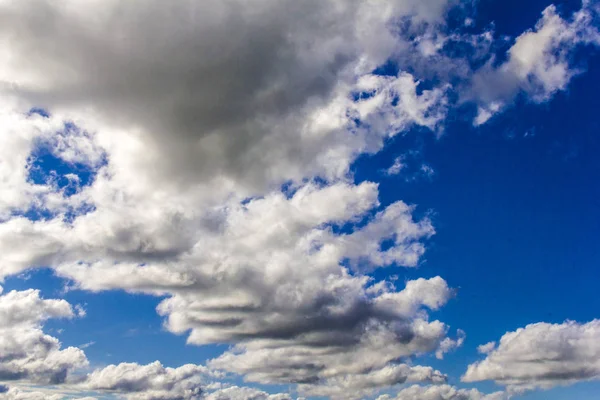 Pofuduk beyaz bulutlu parlak mavi gökyüzü