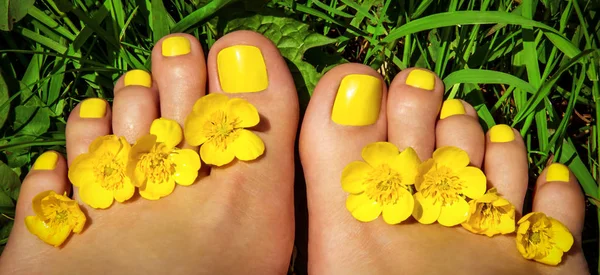 Piękne kobiece nogi. Pedicure. — Zdjęcie stockowe