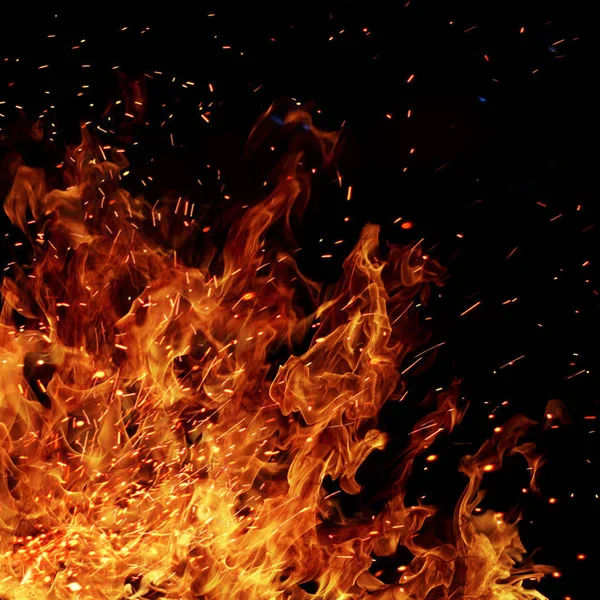 Yangının neden olduğu fırtına doku. Bokeh sinek ateş, siyah arka plan üzerinde ışıklar