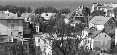 Eski şehirde kentsel doku arka planını Avrupa'da, görünümü çini ile vintage evlerin eski şehirde evlerin kırmızı kiremitli çatıları çatılar.