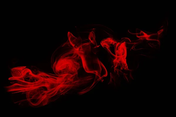 Humo rojo sobre fondo negro, concepto de oscuridad — Foto de Stock